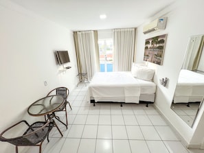 Habitación cuádruple | Caja de seguridad en la habitación, cortinas blackout y cuna de viaje