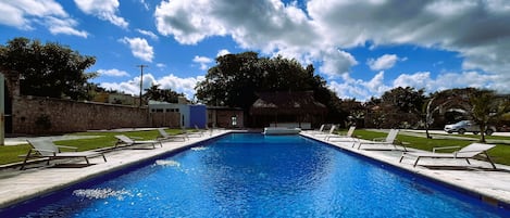 Kolam renang terbuka, kerusi lepak pantai