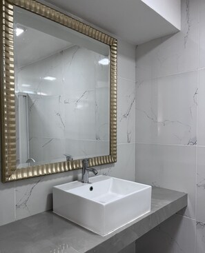 Dusj, håndklær, såpe og sjampo