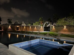Outdoor pool, open 8:00 AM to 9:00 PM, pool loungers - Casa Muranta (Cancún)