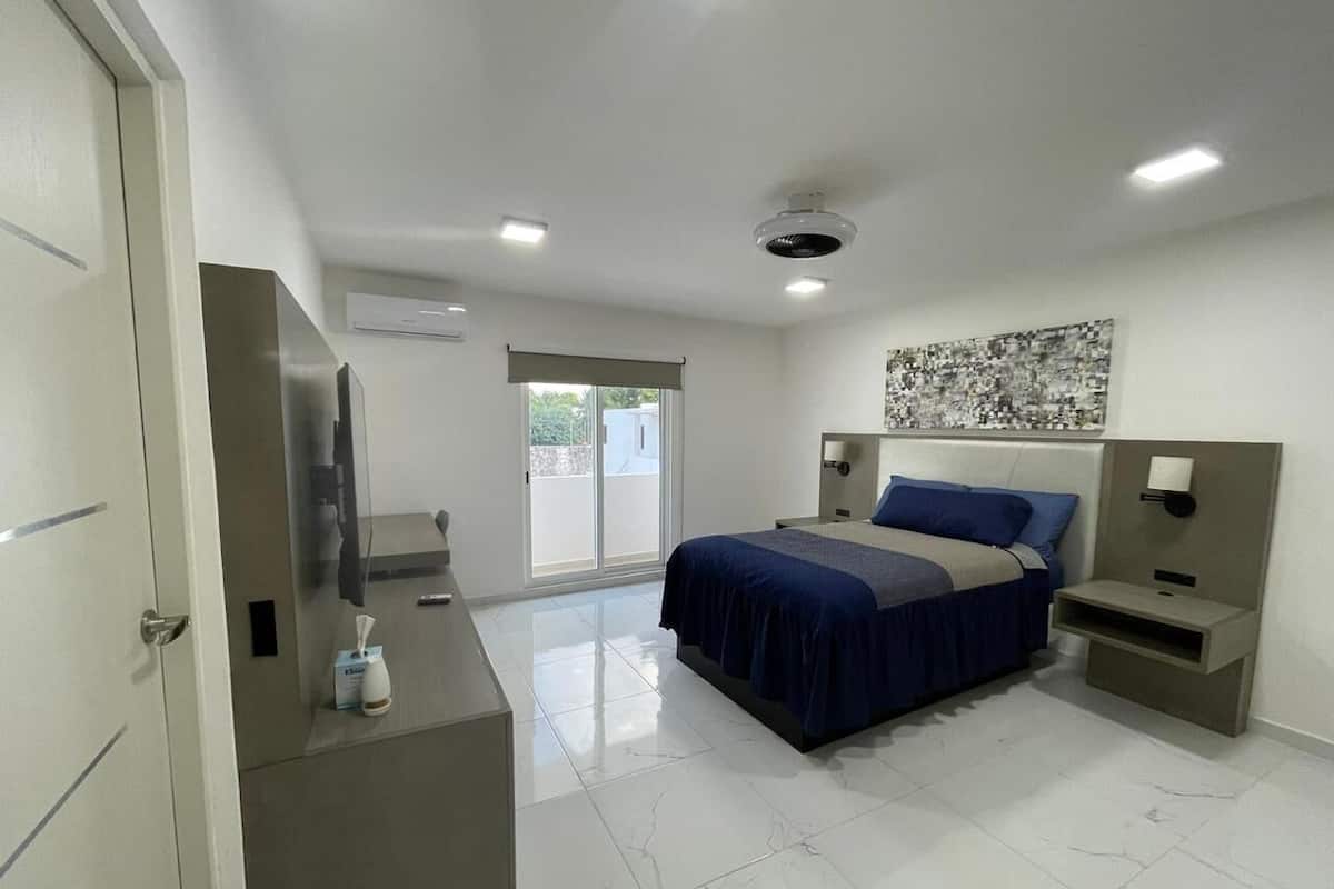 Espacio para trabajar con laptop y cortinas blackout