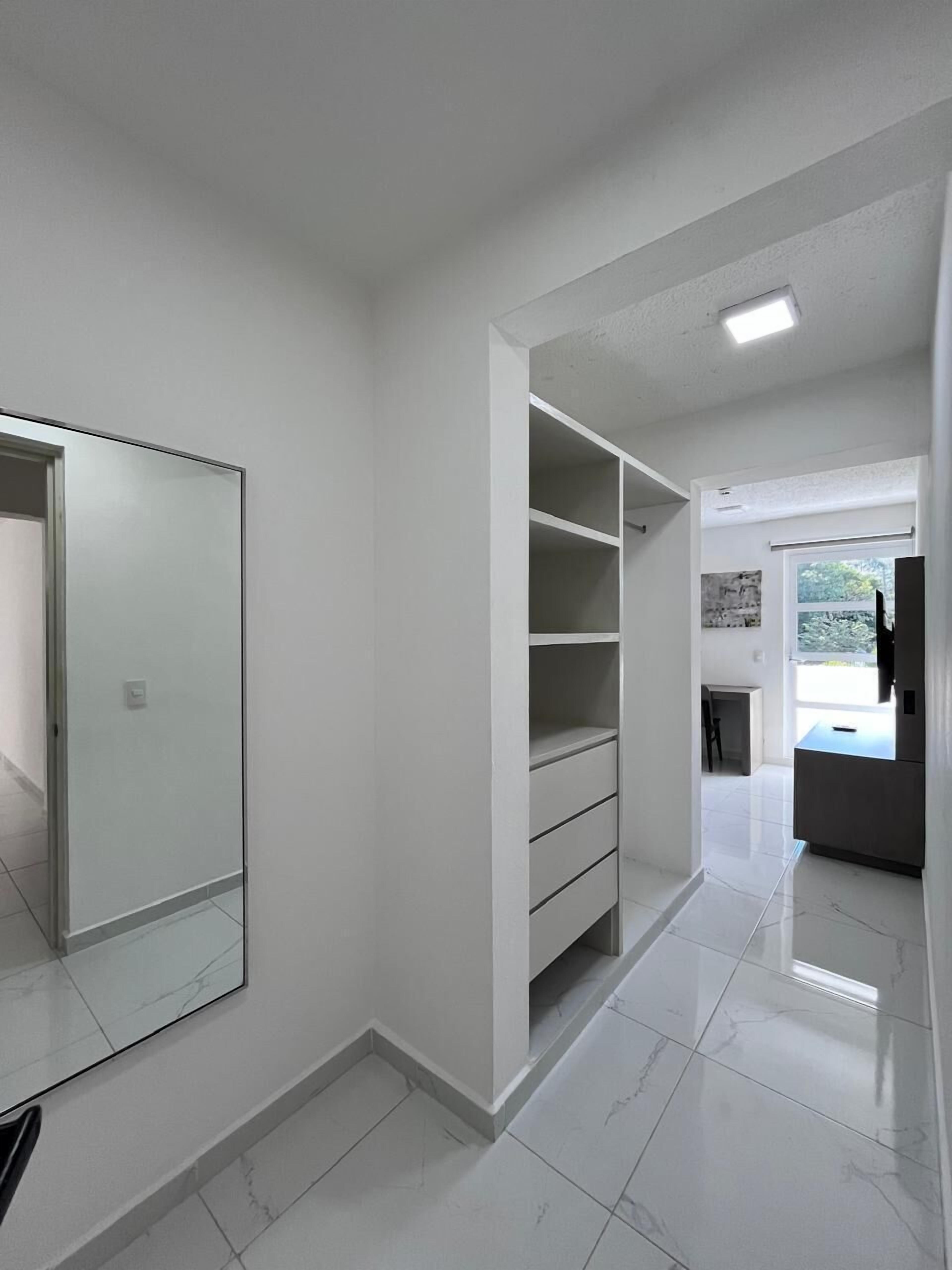 Chambre Standard, 1 grand lit, balcon, vue piscine | Espace de travail pour ordinateur portable, rideaux occultants