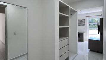 Chambre Standard, 1 grand lit, balcon, vue piscine | Espace de travail pour ordinateur portable, rideaux occultants