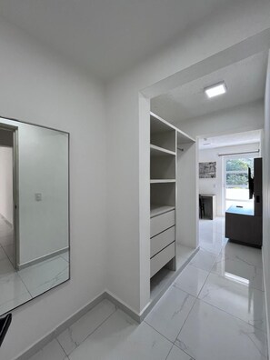 Rom – standard, 1 queensize-seng, balkong, bassengutsikt | Skrivebord for bærbar PC, blendingsgardiner og strykejern/-brett