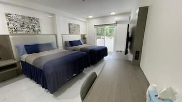 Habitación doble Confort | Espacio para trabajar con laptop y cortinas blackout