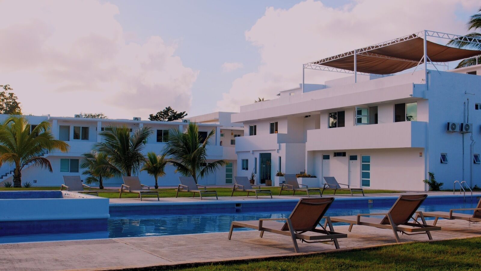Piscine extérieure, accès possible de 8 h à 21 h, chaises longues