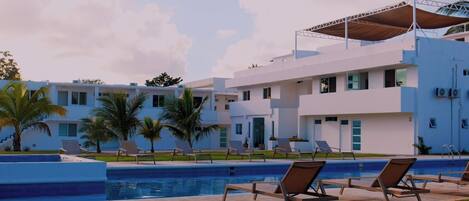 Piscine extérieure, accÚs possible de 8 h à 21 h, chaises longues