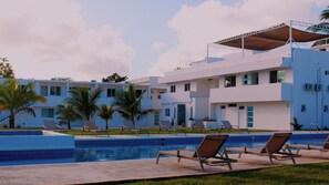 Una piscina al aire libre (de 08:00 a 21:00), tumbonas