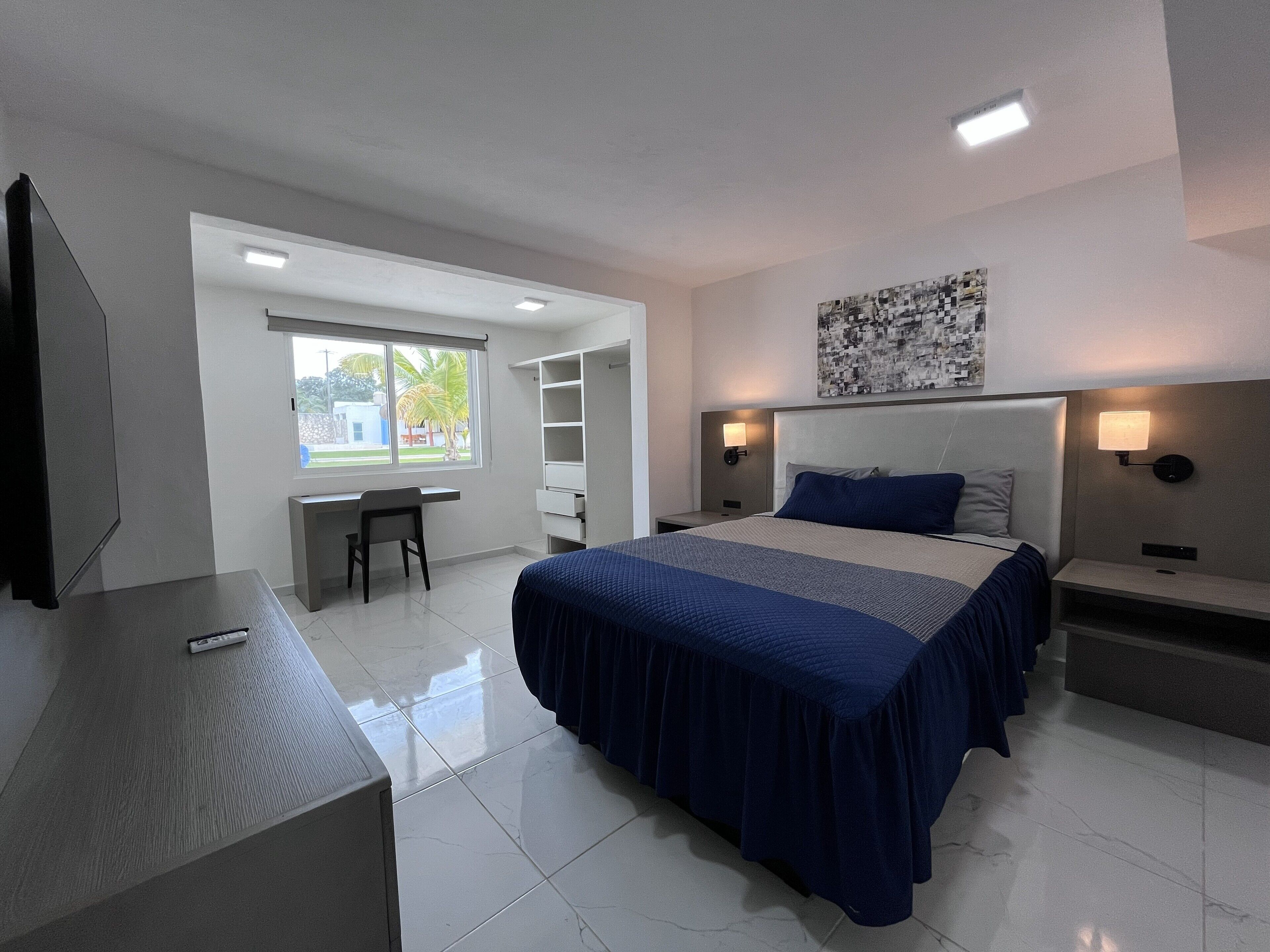 Habitación estándar, 1 cama Queen size, vista al jardín | Espacio para trabajar con laptop y cortinas blackout 