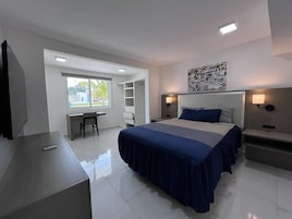 Habitación estándar, 1 cama de matrimonio, vistas al jardín | Espacio para trabajar con un portátil y cortinas opacas