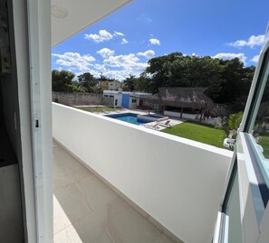 Quarto standard, 1 cama Queen, sacada, vista para a piscina | Terraço/pátio