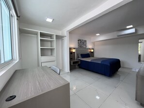 Quarto standard, 1 cama Queen, vista para o jardim | Espaço de trabalho para notebook, cortinas blackout