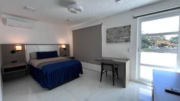 Espacio para trabajar con laptop y cortinas blackout