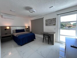 Espacio para trabajar con laptop y cortinas blackout 