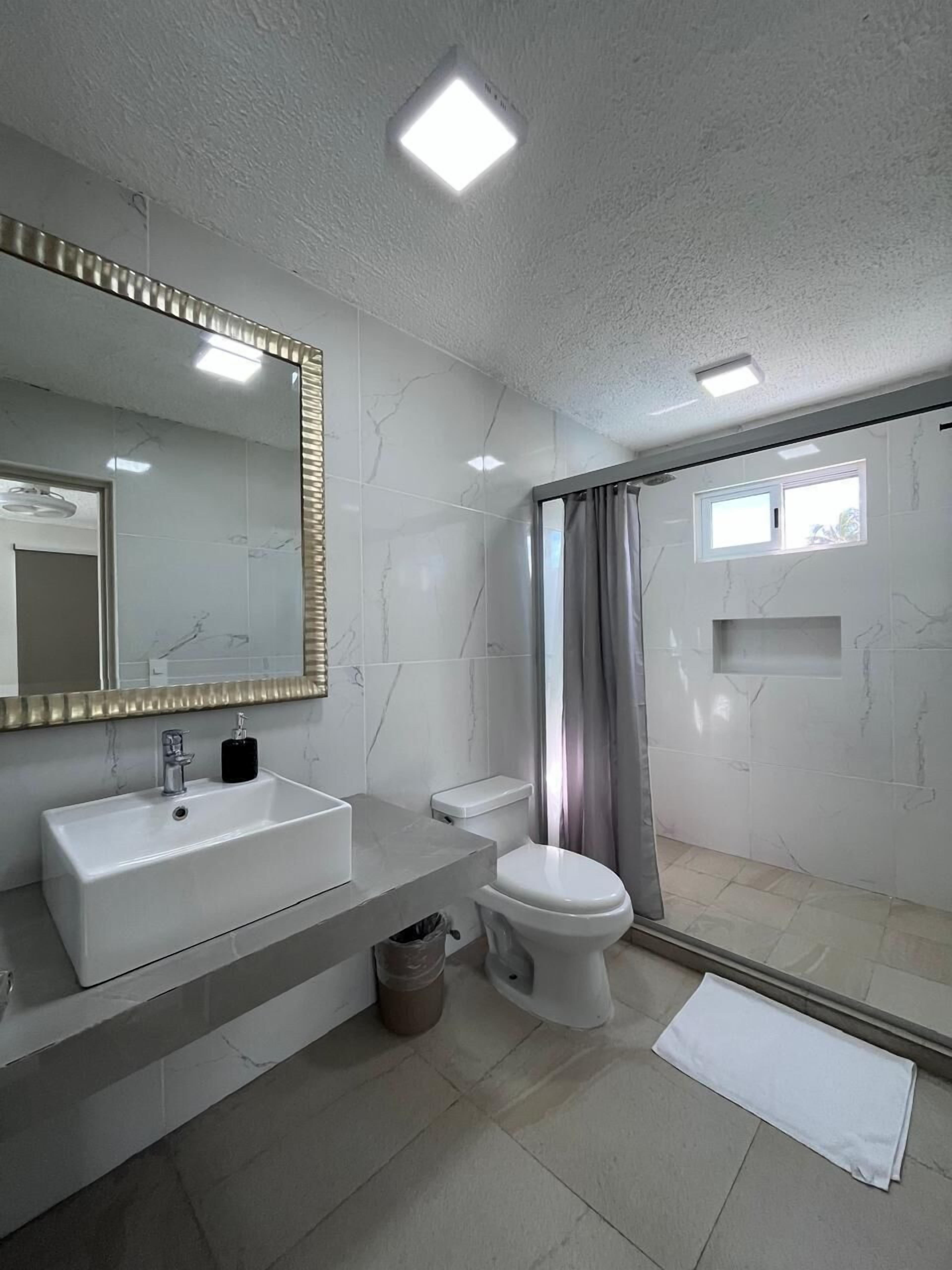 Chambre Standard, 1 grand lit, balcon, vue piscine | Salle de bain | Douche, serviettes fournies, savon, shampoing