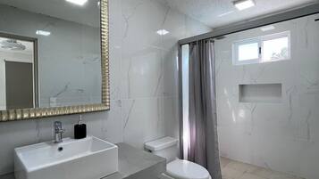 Chambre Standard, 1 grand lit, balcon, vue piscine | Salle de bain | Douche, serviettes fournies, savon, shampoing