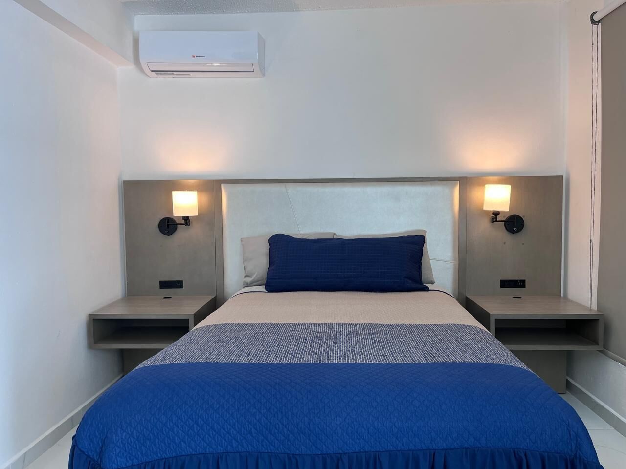 Rom – standard, 1 queensize-seng, balkong, bassengutsikt | Skrivebord for bærbar PC, blendingsgardiner og strykejern/-brett