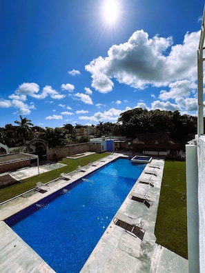 Outdoor pool, open 8:00 AM to 9:00 PM, sun loungers - Casa Muranta (Cancún)