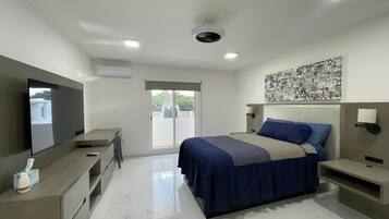 Habitación individual Confort, vista al jardín | Espacio para trabajar con laptop y cortinas blackout