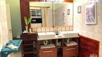 Een douche, een haardroger, handdoeken