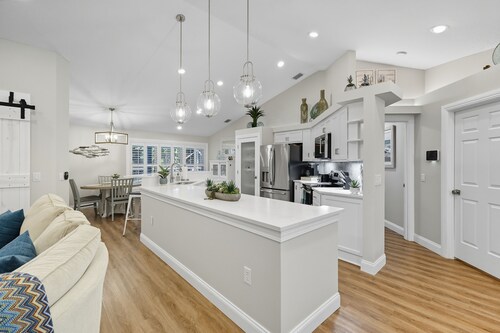 Charming tropical pool home, walk to the beach!