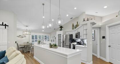 Charming tropical pool home, walk to the beach!