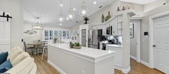Charming tropical pool home, walk to the beach!