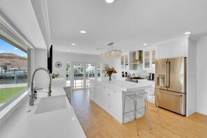 Réfrigérateur, four, lave-vaisselle