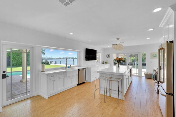 Réfrigérateur, four, lave-vaisselle