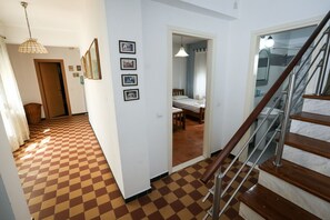 4 bedrooms, iron/ironing board, internet, bed sheets