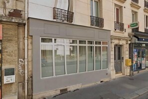 Unclassified image, 2 of 4, button - Newly Renovated ! Stunning 2Br Apt in the Heart of Paris 15 (Paris)
