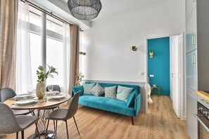 Interior - Newly Renovated ! Stunning 2Br Apt in the Heart of Paris 15 (Paris)