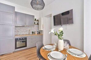 Cribs/infant beds - Newly Renovated ! Stunning 2Br Apt in the Heart of Paris 15 (Paris)