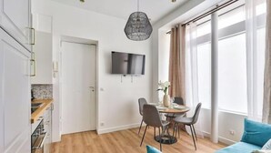 A modern apartment with a dining area, kitchen, and living space. - Newly Renovated ! Stunning 2Br Apt in the Heart of Paris 15 (Paris)