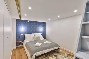 A bedroom with a bed, bedside tables, and a blue-tiled wall. - Newly Renovated ! Stunning 2Br Apt in the Heart of Paris 15 (Paris)