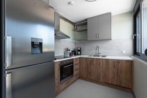 Réfrigérateur, micro-ondes, plaque de cuisson, lave-vaisselle