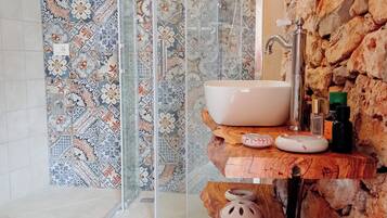 Villa | Badeværelse | Hårtørrer, bidet, håndklæder, Sæbe