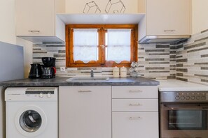 Réfrigérateur, four, plaque de cuisson, cafetière/bouilloire