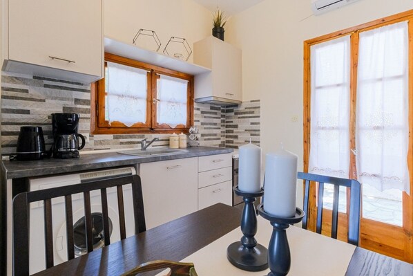 Kylskåp, ugn, spishäll och kaffe- och tebryggare