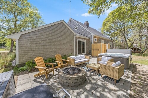 Harwich retreat • Pleasant Bay • HOT TUB • Fire Pit • AC
