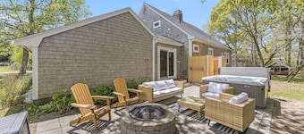 Harwich retreat • Pleasant Bay • HOT TUB • Fire Pit • AC
