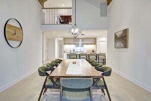 Condo Deluxe, balcón | Servicio a la habitación