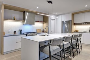 Condo Deluxe, balcón | Cocina privada | Refrigerador con congelador, microondas, horno y parrilla de estufa 
