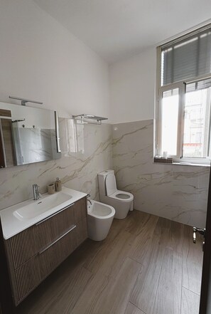 Douche, sèche-cheveux, bidet, serviettes fournies