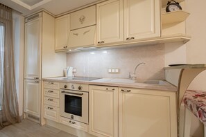 Micro-ondes, four, plaque de cuisson, lave-vaisselle
