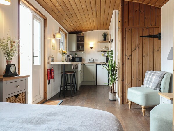 1 habitación, decoración personalizada y muebles diferentes 