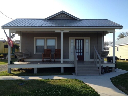 Charming 2-bedroom cottage in cool Chauvin with AC