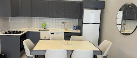Refrigerador, horno, lavavajillas y utensilios de cocina
