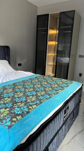 1 bedroom, bed sheets