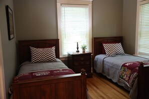 4 habitaciones, tabla de planchar con plancha, wifi y ropa de cama 